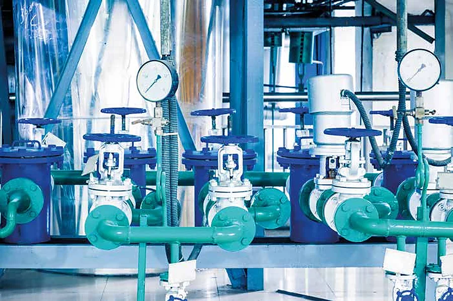 Instalación industrial con bombas, válvulas y cañerías