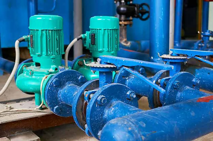 Sala de bombas y cañerías de una instalación técnica